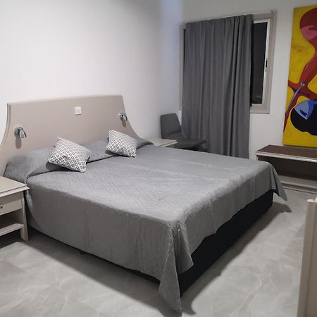 Sun Hall Beach Hotel Apartments Larnaca Extérieur photo