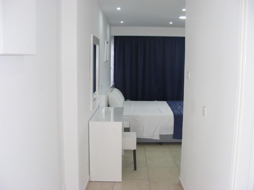 Sun Hall Beach Hotel Apartments Larnaca Extérieur photo