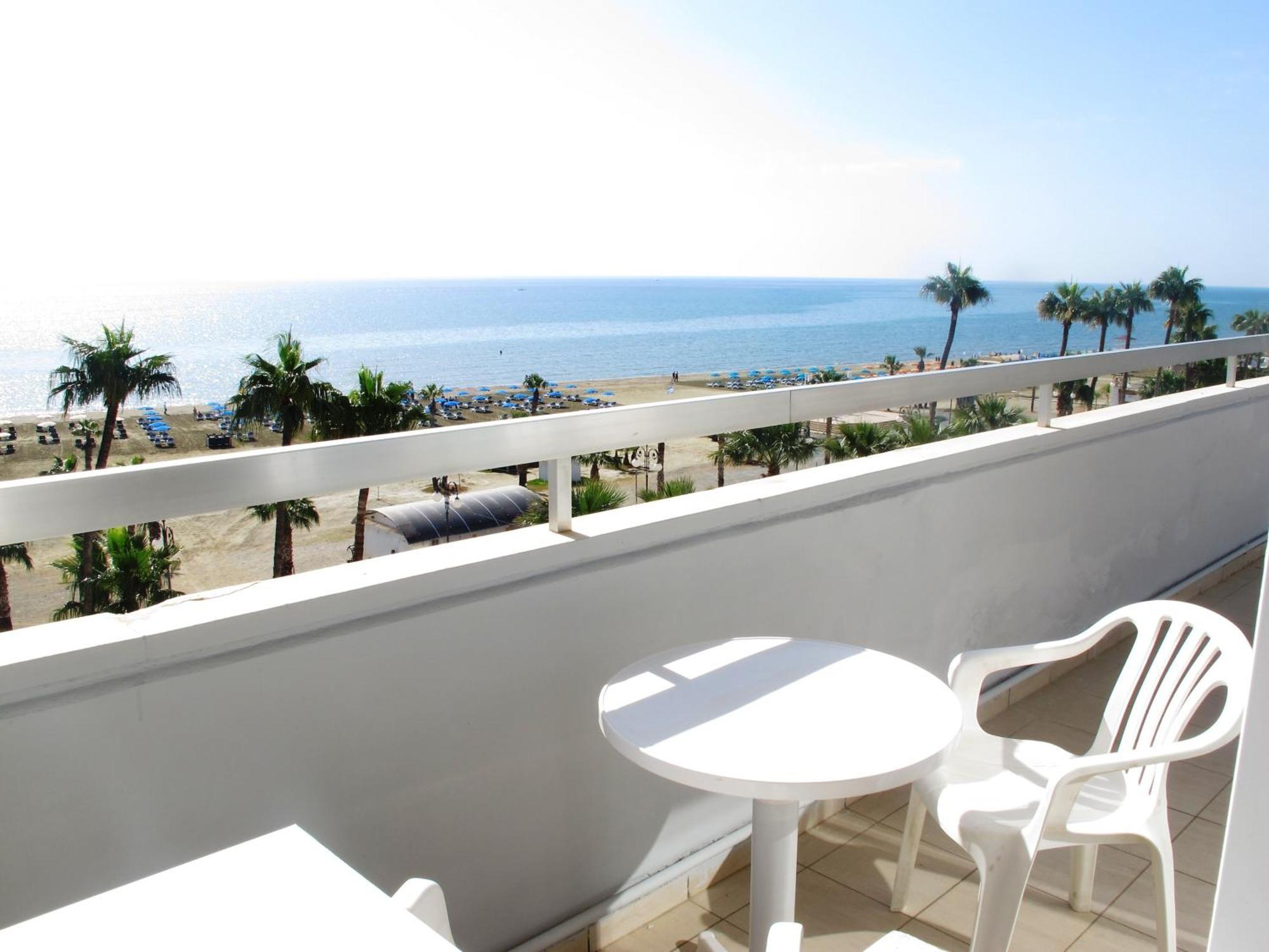 Sun Hall Beach Hotel Apartments Larnaca Extérieur photo