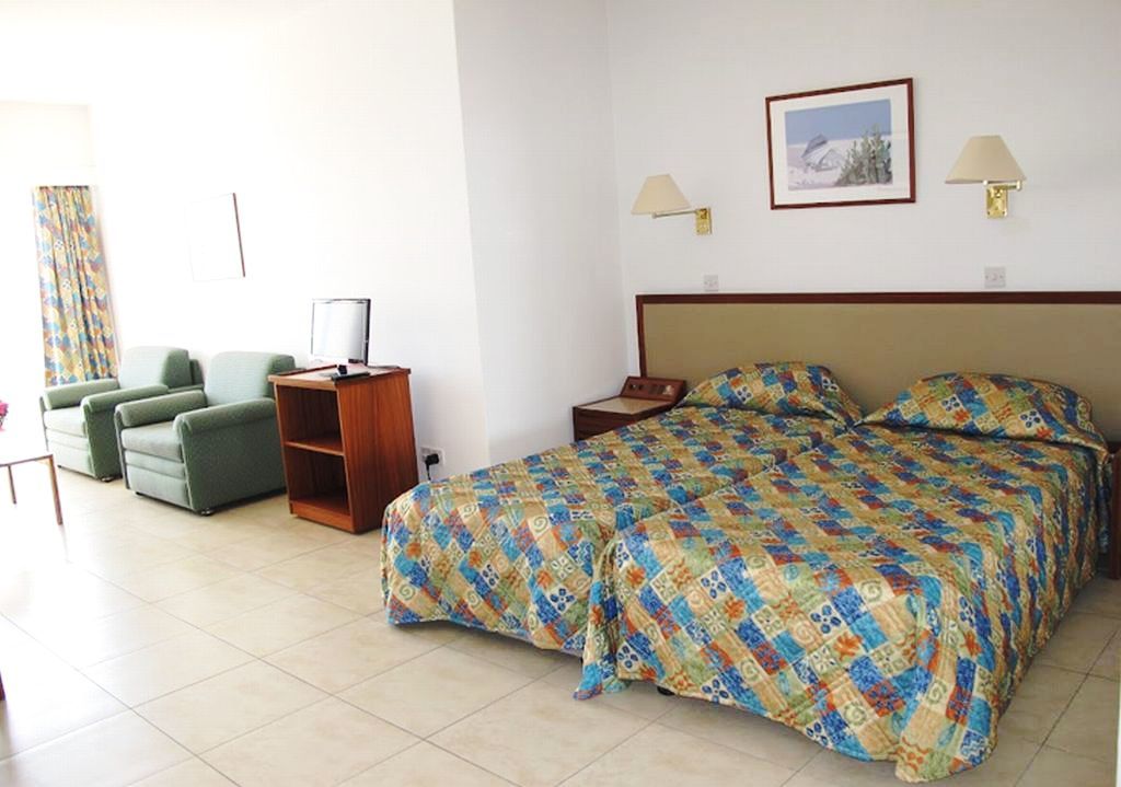 Sun Hall Beach Hotel Apartments Larnaca Extérieur photo