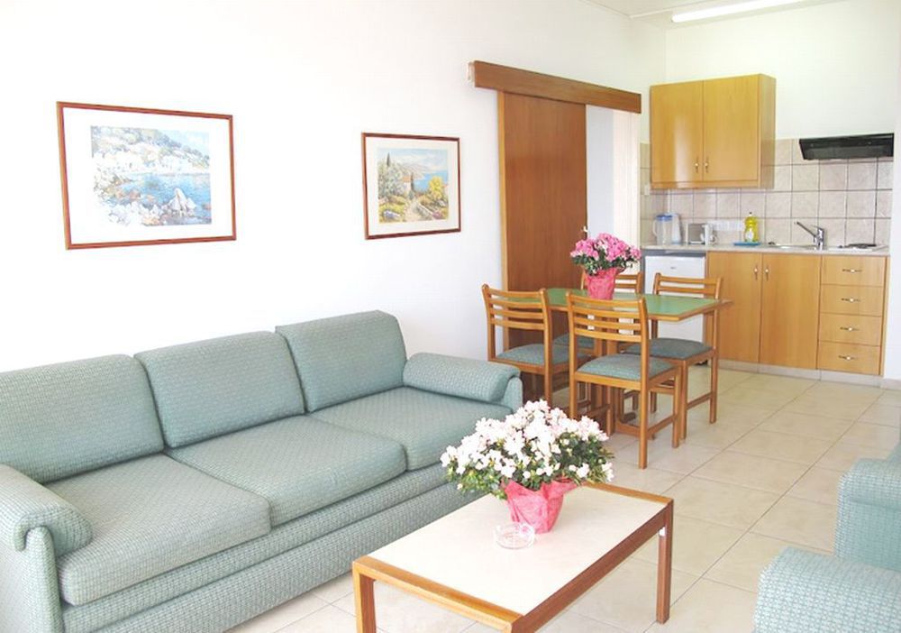 Sun Hall Beach Hotel Apartments Larnaca Extérieur photo